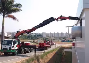 Caminhão Munck guindauto com lança estendida em operação urbana – MunckMaq Campinas