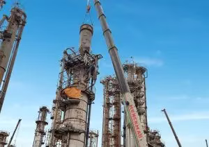 Guindastes articulados em operação de içamento em refinaria industrial – MunckMaq