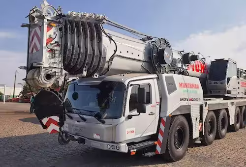 Guindaste de grande porte em operação de içamento industrial em Campinas