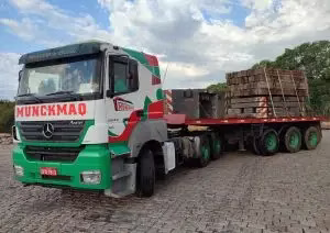Caminhão prancha MunckMaq para transporte de cargas pesadas e superpesadas