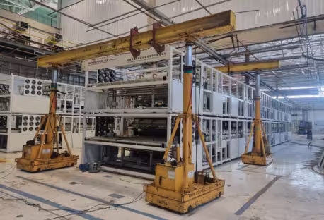 Remoção industrial com guindaste operando içamento de equipamento em planta fabril — serviço MunckMaq
